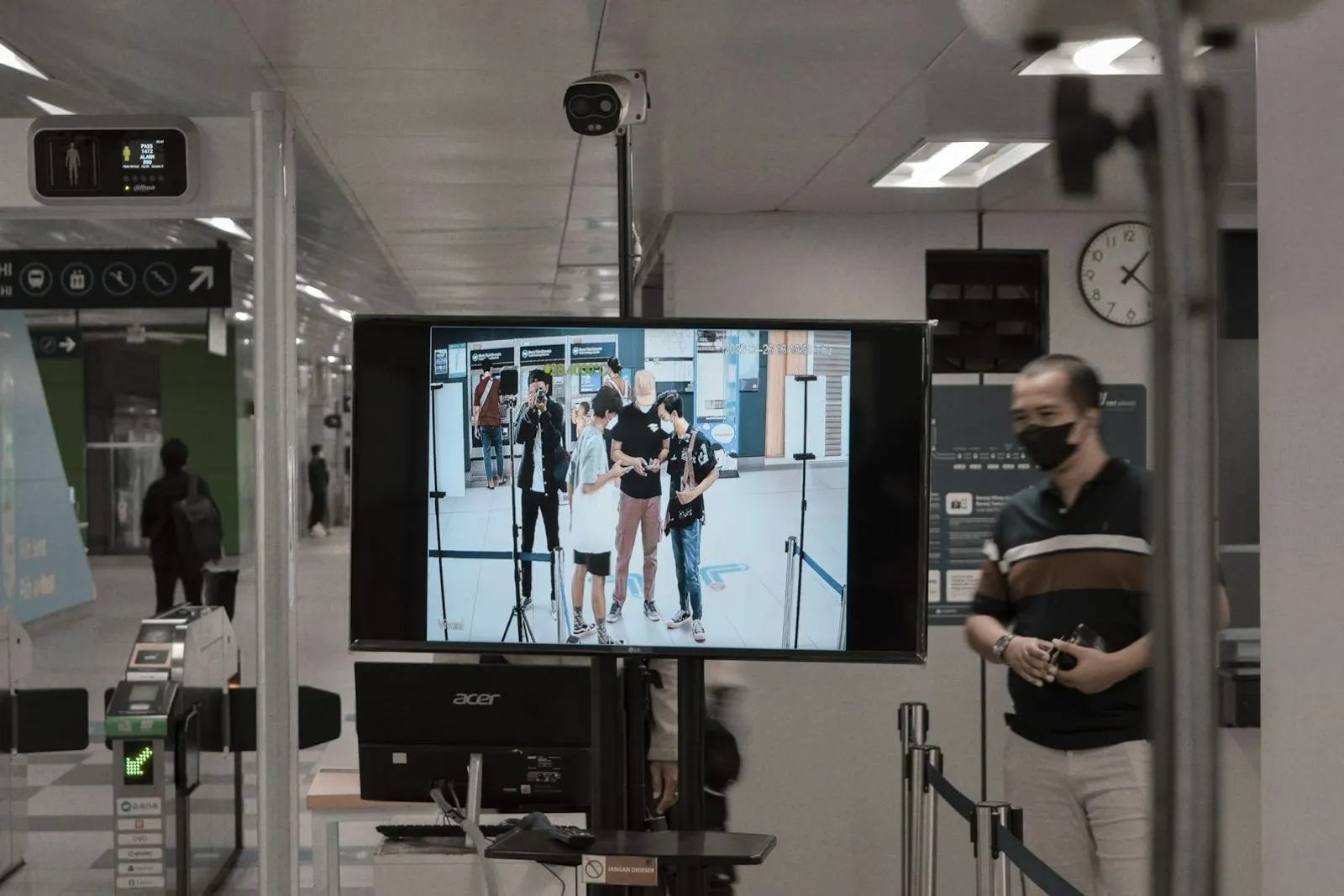 Monitor mostrando imágenes de cámaras de seguridad