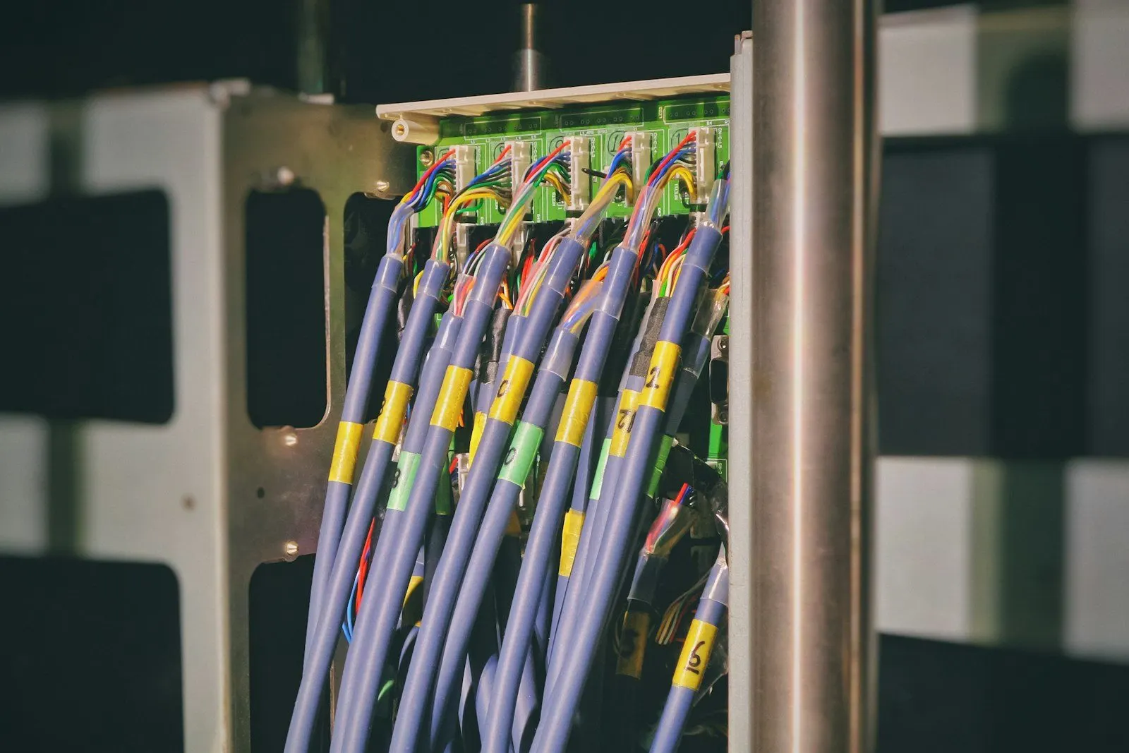 Panel de red con cables ordenados